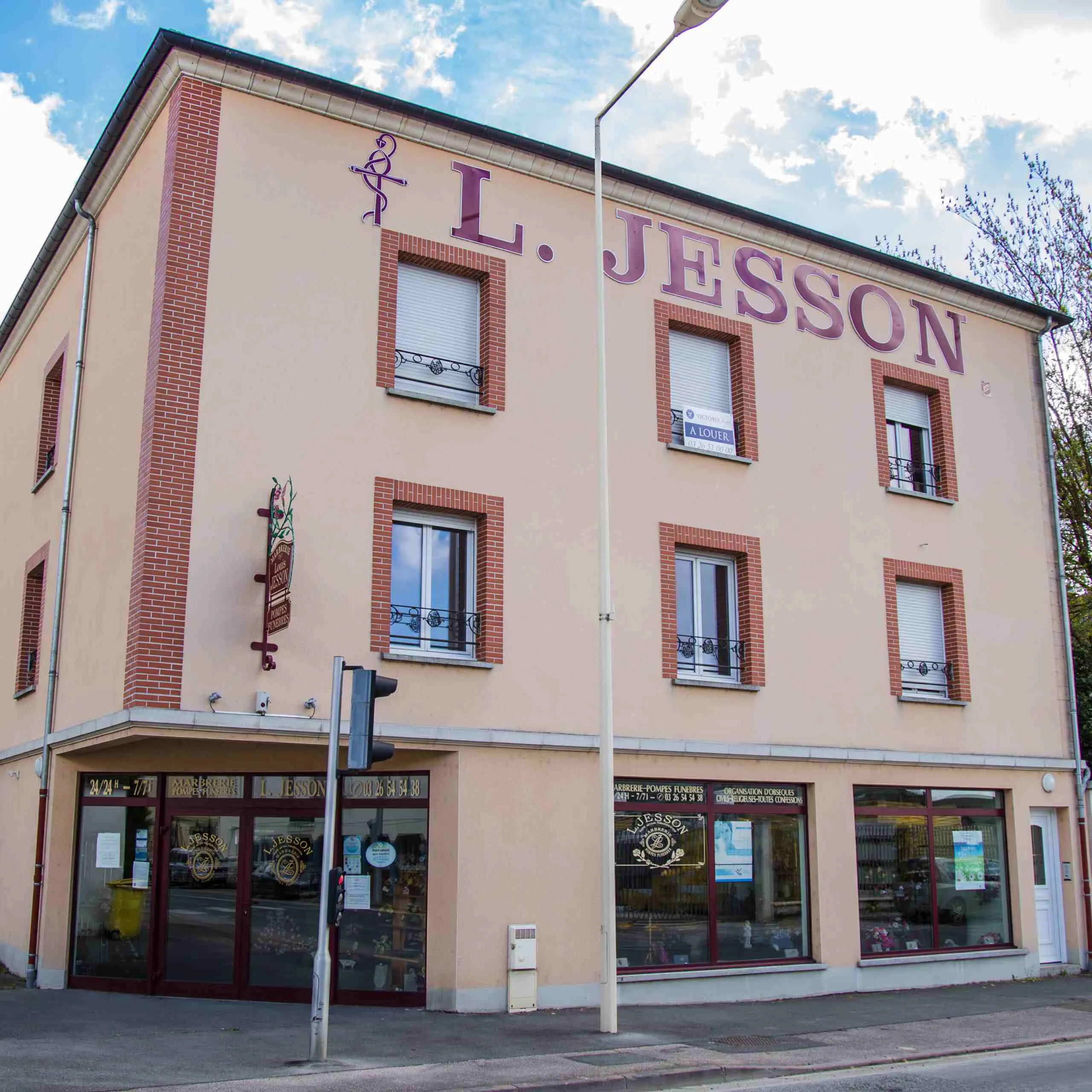 Façade de l'agence de pompes funèbres L. Jesson située dans un bâtiment d'angle
